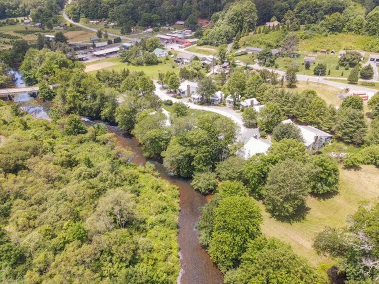Linville River - Steps Away From The Banks Holiday home *